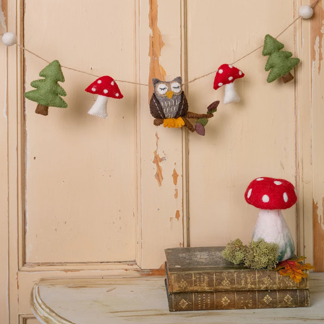 Guirlande van vilt van wol met uilen en paddenstoelen