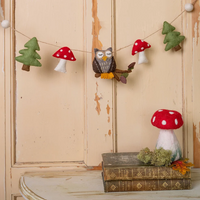 Guirlande van vilt van wol met uilen en paddenstoelen
