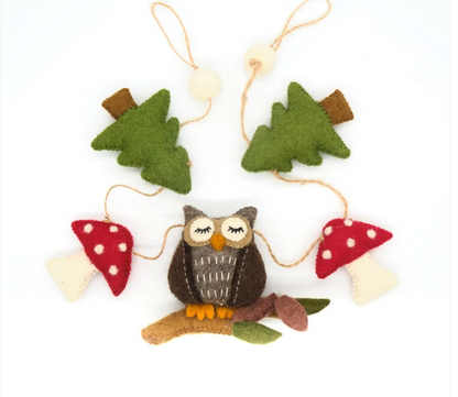 Guirlande van vilt van wol met uilen en paddenstoelen