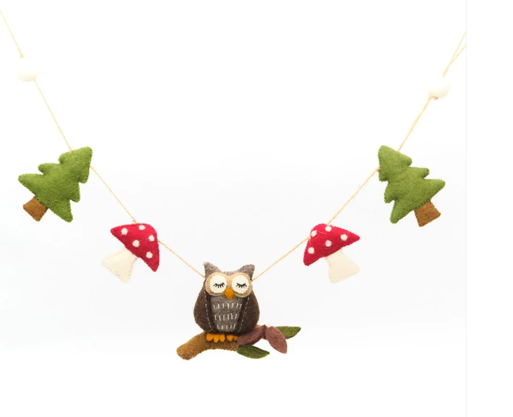 Guirlande van vilt van wol met uilen en paddenstoelen