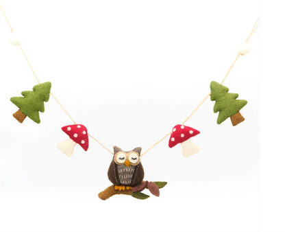 Guirlande van vilt van wol met uilen en paddenstoelen
