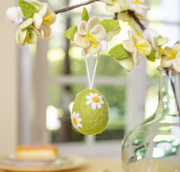 Suspension en feutrine de laine Oeuf avec petites marguerites