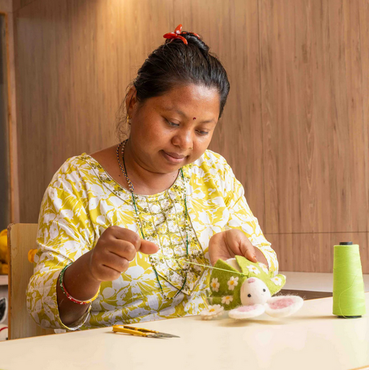 Sjaal met Verhaal Lapin Vert de décoration avec Marguerite en feutrine de laine