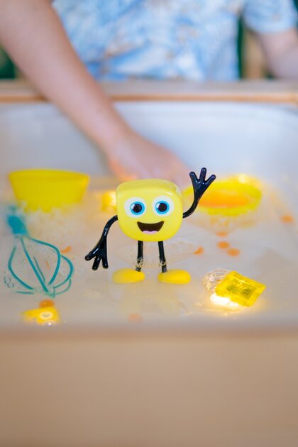 Glo Pals Personnage Alex Jaune + 2 cubes lumineux