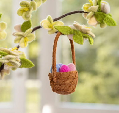 Suspension en feutrine de laine Panier avec oeufs de Pâques