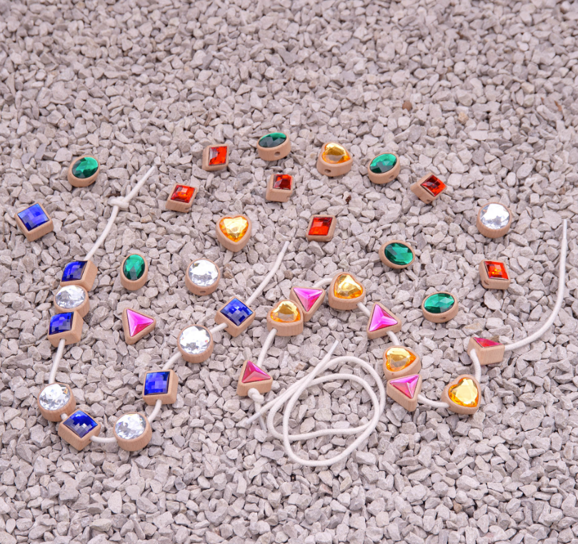 Tickit Perles à enfiler en formes différentes et avec pierres brillantes - Lot de 36