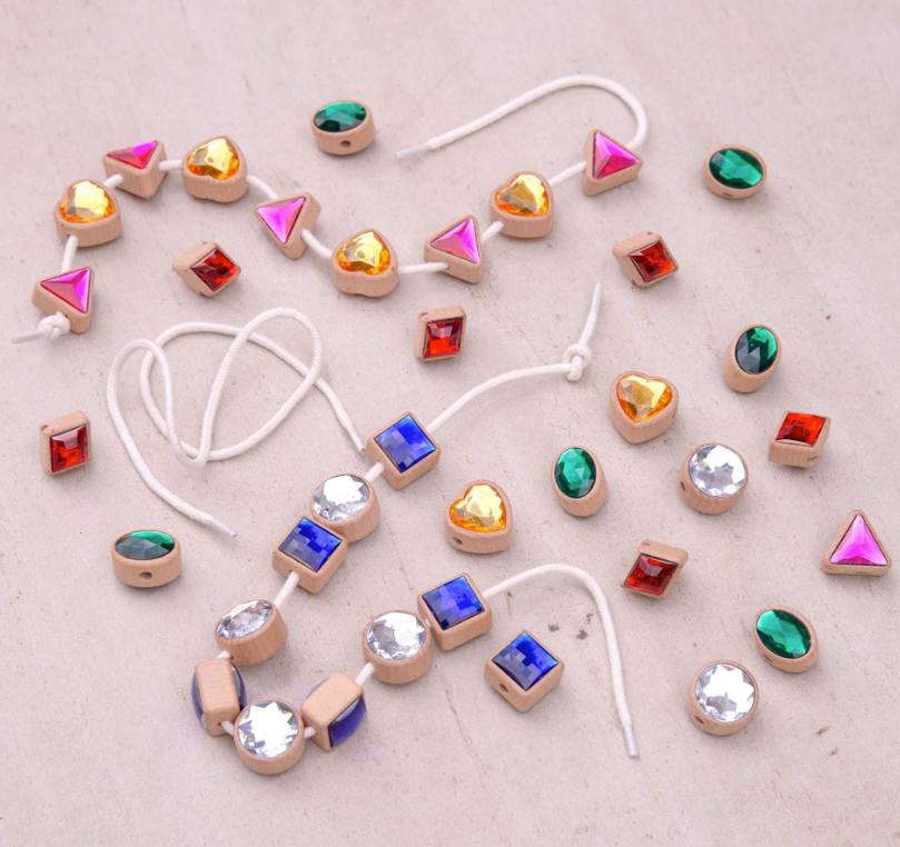 Tickit Perles à enfiler en formes différentes et avec pierres brillantes - Lot de 36